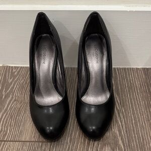 Liz Claiborne Black Leather Round-Toe Pumps